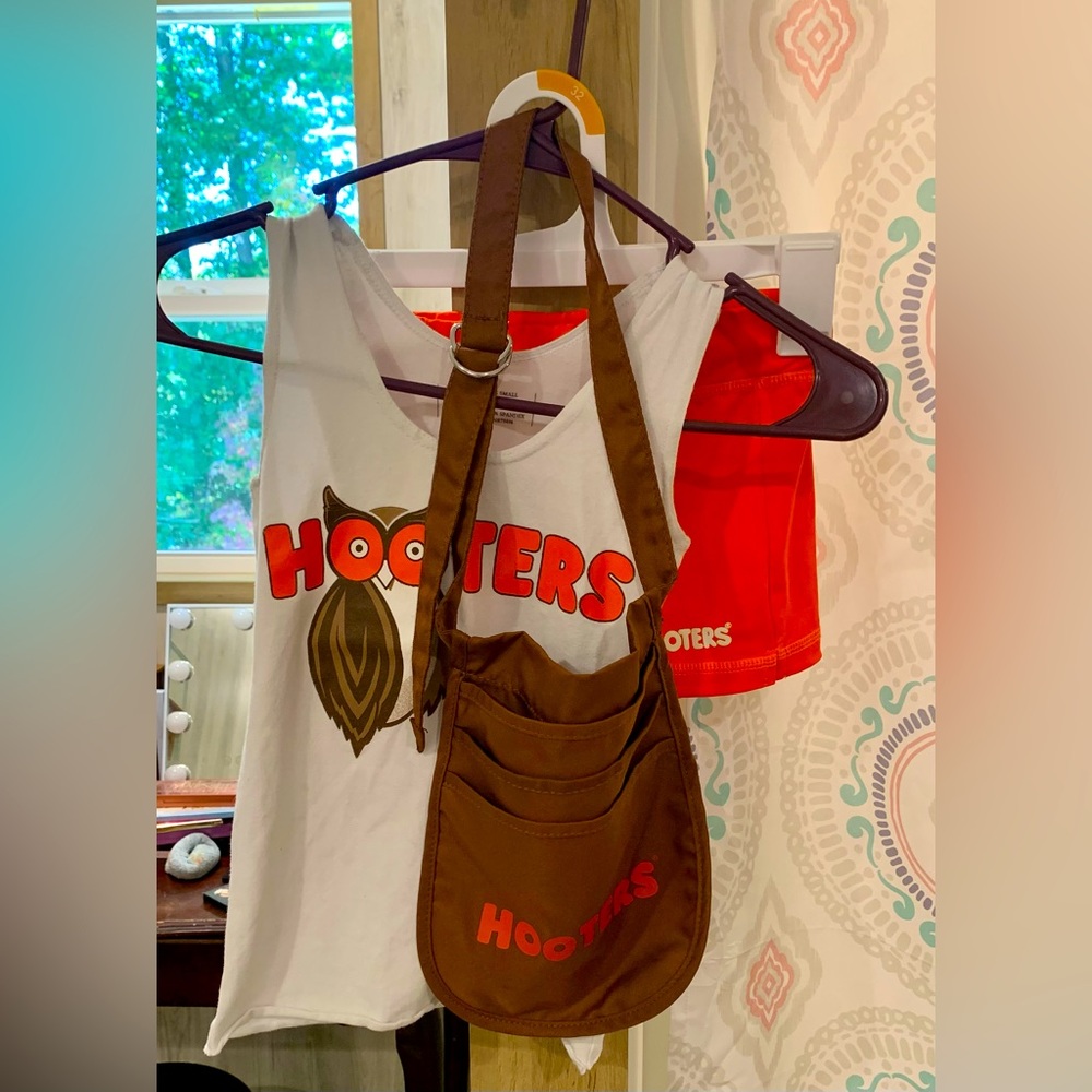 Complete Hooters uniform